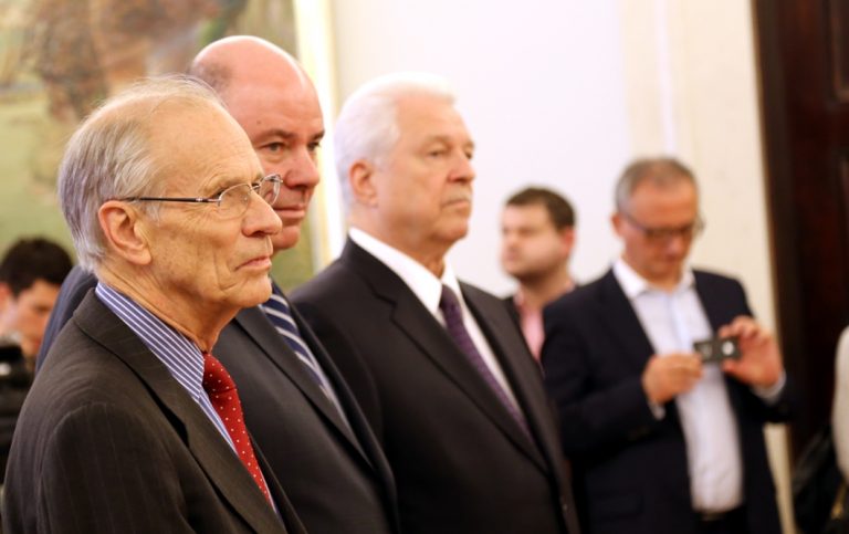 Joseph C. Bell, C. Douglas Ades i Norman E. Haslun III uhonorowani odznaczeniami za wspieranie polskich przemian