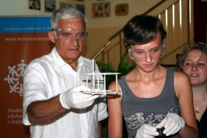 Prof. Jerzy Buzek prowadzi zajęcia dla młodzieży szkolnej w ramach programu „Wolontariat Studencki” 