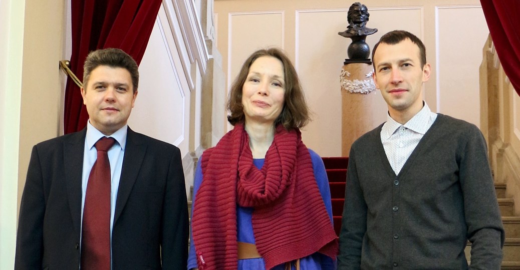 Uczestnicy Kirkland Research z dyplomami