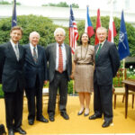 Jan Nowak- Jeziorański, Charles Gati, Toby Gati, Zbigniew Brzeziński, ambasador Jerzy Koźmiński – ogrody Białego Domu, Waszyngton, maj 1998