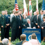 Prezydent Bill Clinton podpisuje Akt Poszerzenia NATO – ogrody Białego Domu, Waszyngton, maj 1998
