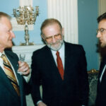 Zbigniew Brzeziński, Minister Spraw Zagranicznych Bronisław Geremek, ambasador Jerzy Koźmiński – Ambasada RP w Waszyngtonie, 1998