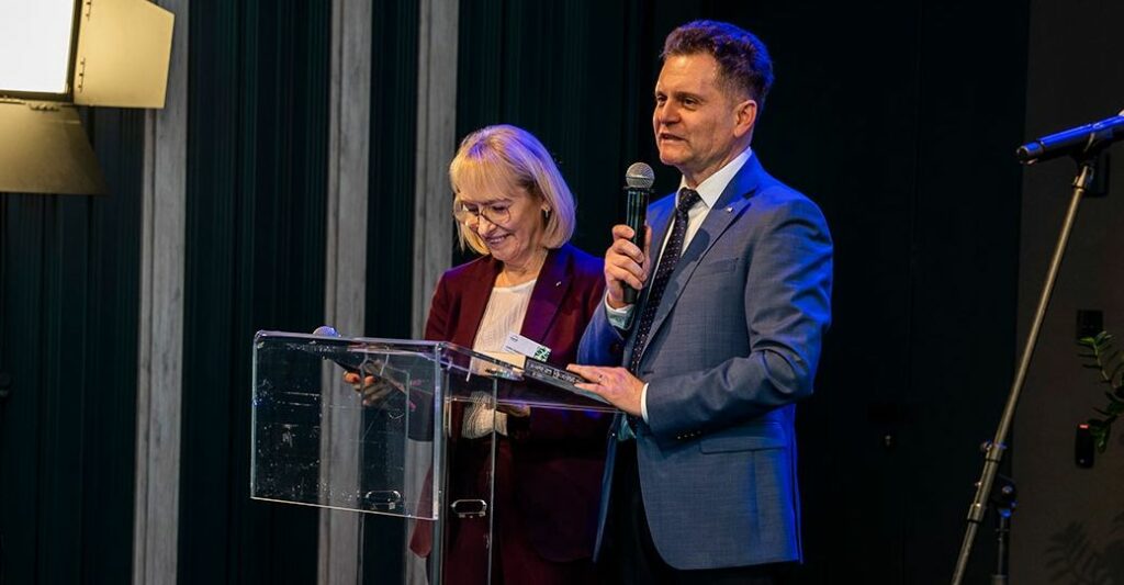 Stypendia pomostowe: inwestycja w przyszłość młodzieży