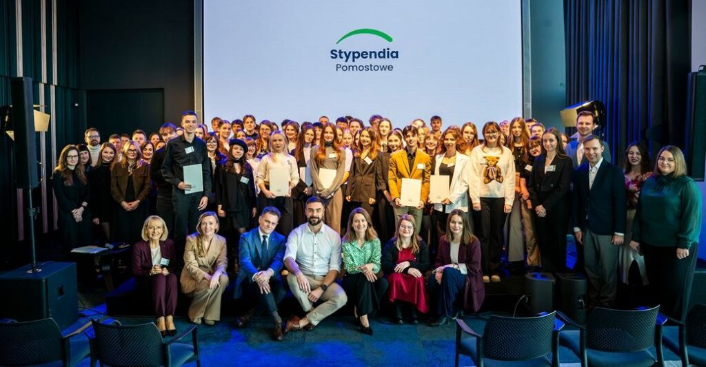 Stypendia pomostowe: inwestycja w przyszłość młodzieży